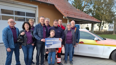 Spendenübergabe von GOV an BRK für ein neues Einsatzfahrzeug. (Bild: Barbara Dirrigl)