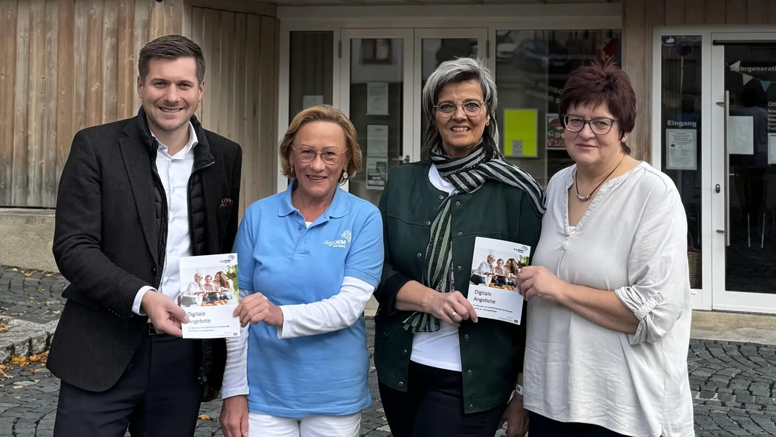 Von links nach rechts: Erster Bürgermeister Nicolas Lahovnik begrüßte Ottilie Ochs (digiDEM-Projektassistentin der Uni Erlangen) gemeinsam mit den Mitarbeiterinnen des Mehrgenerationenhauses Andrea Reisinger und Claudia Schöffel zum Austausch über das Projekt. (Bild: Kristina Wiedel)