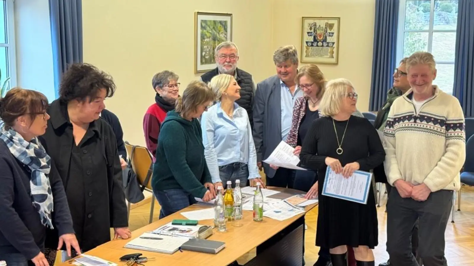 Der Arbeitskreis Gerontopsychiatrie erhielt beim Treffen im Etzenrichter Rathaus interessante Informationen über das umfangreiche Angebot für die Senioren in der Gemeinde. (Bild: Willi Koegst)