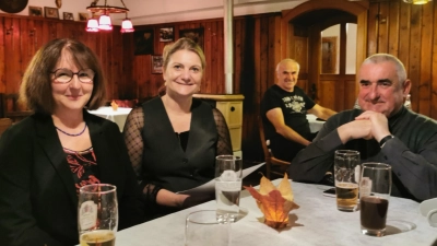 Die beiden Vorsitzenden des KPV Pullenried-Wildeppenried, Renate Illing (links) und Pfarrer Alfons Kaufmann, zusammen mit Referentin Christiane Böhm von der Caritas-Sozialstation Oberviechtach. (Bild: Gertraud Portner)