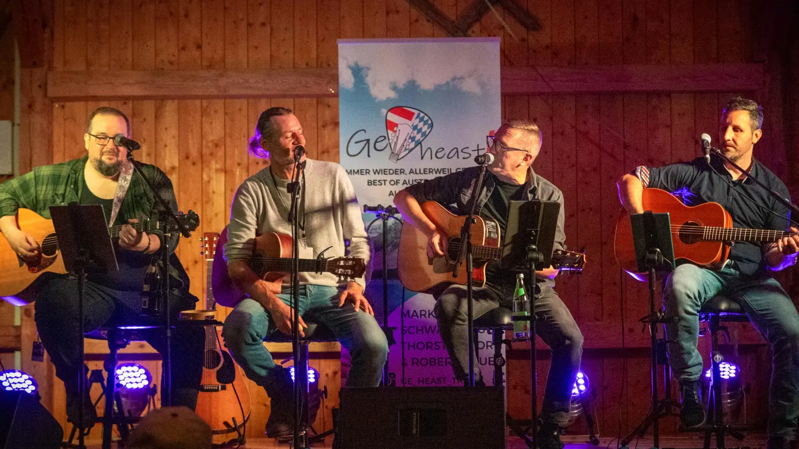Zum Abschluss des Abends musizierte das Trio „Ge Heast!” gemeinsam mit Christian Maier (2. von links). Mit österreichischen und bayerischen Hits begeisterten die vier Musiker das Publikum im Kirwastodl der Feuerwehr Steinigloh-Urspring. (Bild: Mike Radowsky)