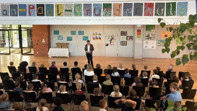Erster Bürgermeister Nicolas Lahovnik heißt die neuen Erstklässlerinnen und Erstklässler der Jean-Paul-Grundschule willkommen. (copyright: Hanna Kaßeckert)