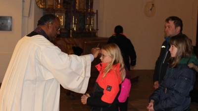 Mit einem Aschekreuz segnete Pater Anish Jacob jeden Gläubigen am Aschermittwoch. (Bild: Nikolaus Scherr)