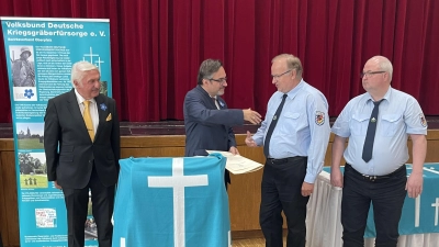 von links nach rechts, Abteilungsdirektor a. D. und Vorsitzender des Bezirksverbandes Richard Glombitza, Dr. Dario Vidojkovic Bezirksgeschäftsführer, Bär Martin KSK Kastl, Schreyer Jürgen KSK Kastl. (Bild: Bär Martin )