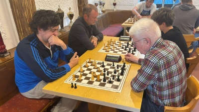 Florian Ott (links vorne, hier gegen Ewald Mayer) dominierte das Turnier. Joachim Ströhl (mitte) platzierte sich wie Mayer im Mittelfeld. (Bild: Anatoli Vinogradov)