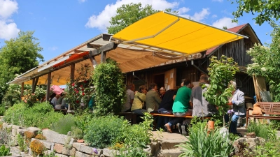 Idyllisch schmiegt sich die überdachte Terrasse in den OGV-Garten ein. Hier finden ab Juli auch wieder die beliebten Gartlerstammtische statt. (Bild: Werner Rupprecht)
