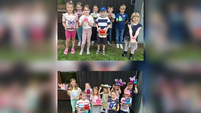 Stolz präsentieren die Kinder ihre Werke (Bild: Karina Bauer)