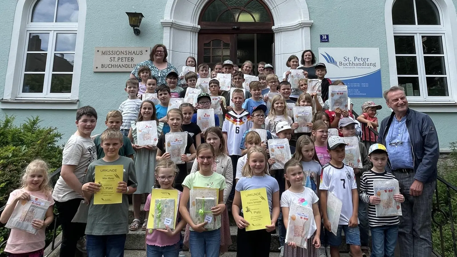Von links: Margot Konz (Leitung Buchhandlung), Kathrin Meißner (Buchhändlerin), Berthold Kellner (Geschäftsführer der Lebenshilfe) und alle teilnehmenden Kinder. (Bild: St. Peter Buchhandlung)