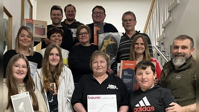 Die Schützenmeister mit den glücklichen Gewinnern des Osterhasenschießens  (Bild: Gerhard Löckler)