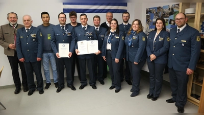 V.l. Bgm. Frank Zeitler, Dietmar Bleistein, Hussein Mohammadi, Vito Verde, Luckas Fedder, Timo Müller, Thomas Wilhelm, Patrick Wilhelm, Christina Gradl, Max Eckl, Sabrina Hiltl, Jacklin Böckl, Bernhard Mutzbauer. Die fotografierten waren mit der Aufnahme und Veröffentlichung einverstanden.  (Bild: Friedrich Kristel)