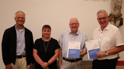 Vorsitzender Pfarrer Hannes Lorenz (rechts), Geschäftsführer Gerhard Eilers (2. von rechts), Pflegedienstleiterin Kerstin Neidl (2. von links) und der Vertreter des Bischofs, Dr. Robert Seitz (links), freuen sich über das positive Ergebnis des Jahres 2024. (Bild: Sepp Ferstl)