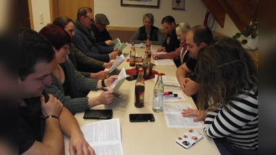 Die Spieler des Muglhofer „Berg’moi Thaters beim Einlesen ihrer zugedachten Rollen.  (Bild: Robert Ronke)