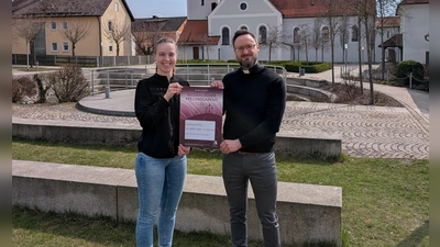 Pfarrer Johannes Arweck und Oberministrantin Theresa Popp freuen sich sehr <br>auf den besonderen Kreuzweg, der auch heuer wieder an Palmsonntag in Ursensollen stattfinden wird. (Bild: Manuela Popp)