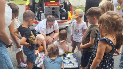 Neugierig ung gespannt lauschten die Kinder den Erklärungen. (Bild: Monika Grötsch)