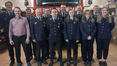 Die neugewählte Vorstandschaft der FF Schwend mit Ehrengästen. Von links nach rechts; 1.Reihe: 2. Bürgermeister Reinhard Kohl, KBI Hans Sperber, Jürgen Schötz, Cornelia Rubenbauer, Alicia Fellner, Laura stark. 2. Reihe: Michael Melzer, Björn Schötz, Tobias Weiß, Pascal Fellner, Tobias Söhnlein und Marco Nitzbon.  (Bild: Werner Prügel)
