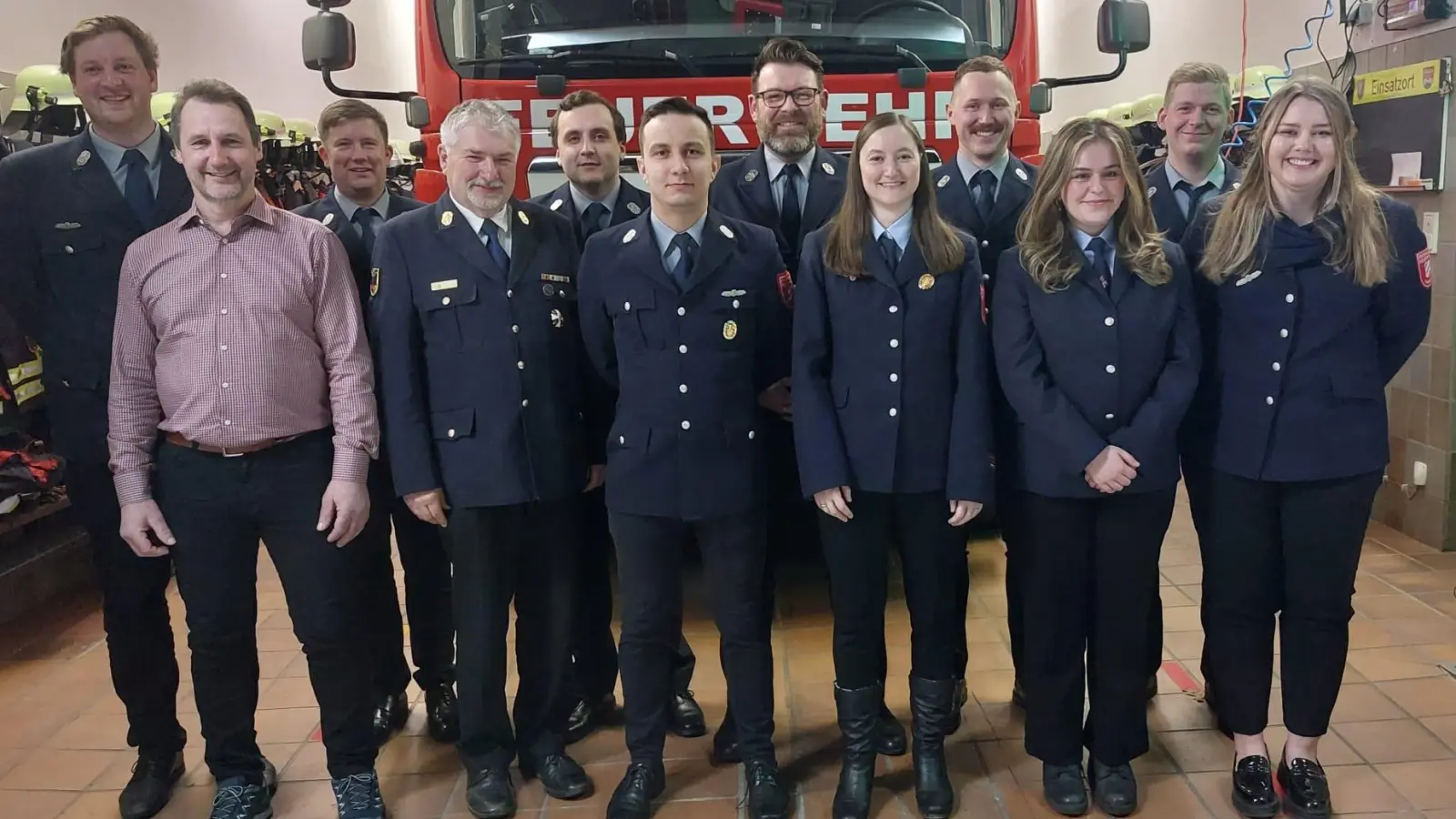 Die neugewählte Vorstandschaft der FF Schwend mit Ehrengästen. Von links nach rechts; 1.Reihe: 2. Bürgermeister Reinhard Kohl, KBI Hans Sperber, Jürgen Schötz, Cornelia Rubenbauer, Alicia Fellner, Laura stark. 2. Reihe: Michael Melzer, Björn Schötz, Tobias Weiß, Pascal Fellner, Tobias Söhnlein und Marco Nitzbon.  (Bild: Werner Prügel)