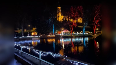 Märchenhafter Adventsmarkt am weihnachtlich geschmückten Stadtweiher. (Bild: Maria Herrmann-Preßl)