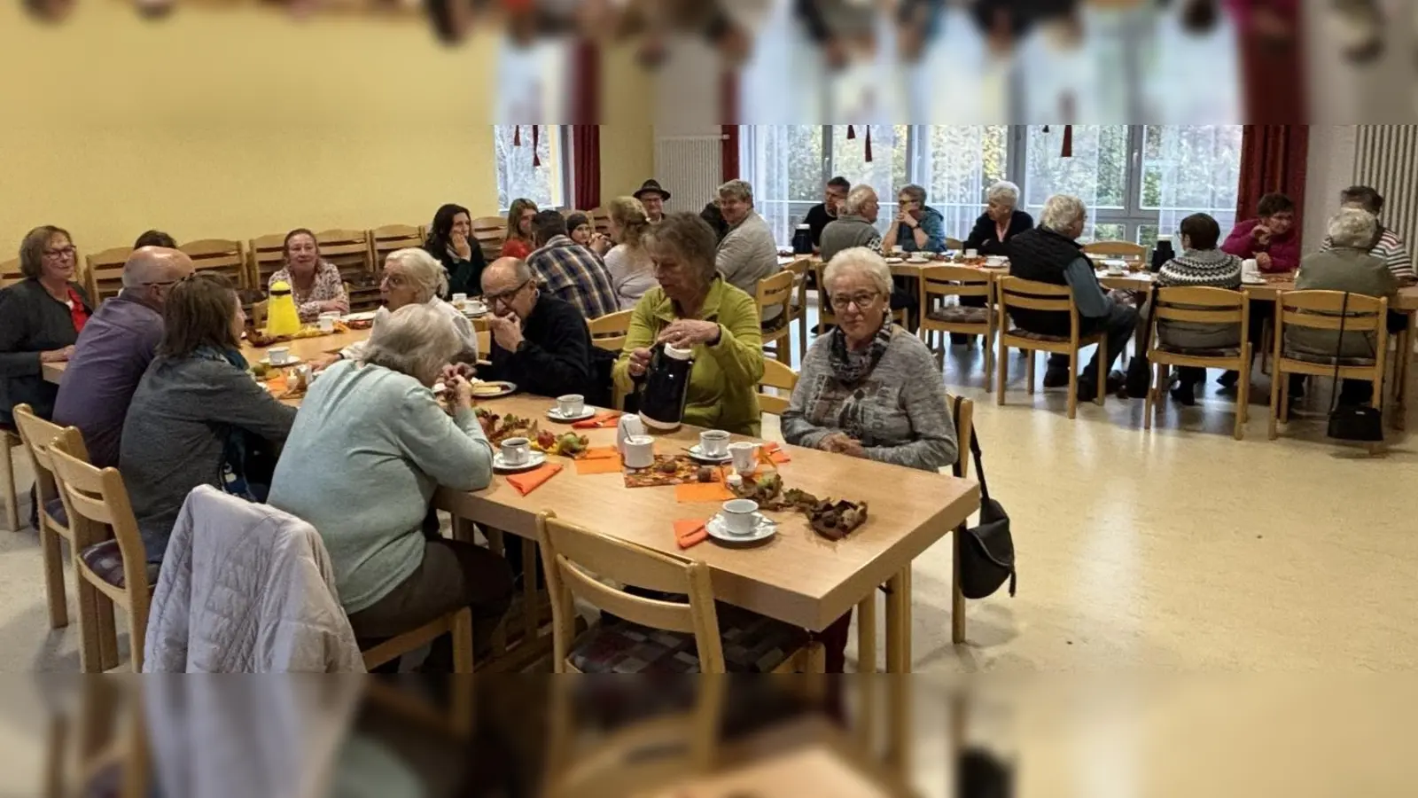 Viele Gaste genießen Kaffee, Kuchen und nette Gespräche beim Kaffeenachmittag des Fördervereins ProEtzenricht (Bild: Wilhelm Weiß)
