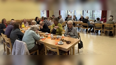 Viele Gaste genießen Kaffee, Kuchen und nette Gespräche beim Kaffeenachmittag des Fördervereins ProEtzenricht (Bild: Wilhelm Weiß)