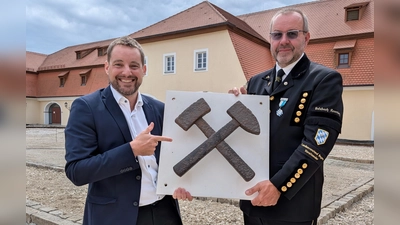 Museumsleiter Dr. Matthias Schöberl und Bergknappen Landesvorstand Armin Kraus besiegeln die Zusammenarbeit. (Bild: Christine Nothof)