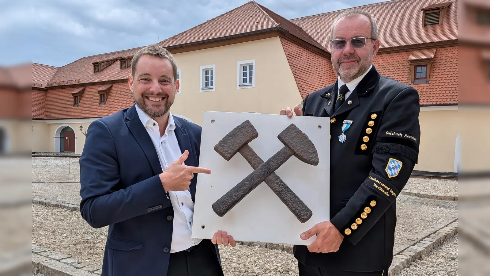 Museumsleiter Dr. Matthias Schöberl und Bergknappen Landesvorstand Armin Kraus besiegeln die Zusammenarbeit. (Bild: Christine Nothof)
