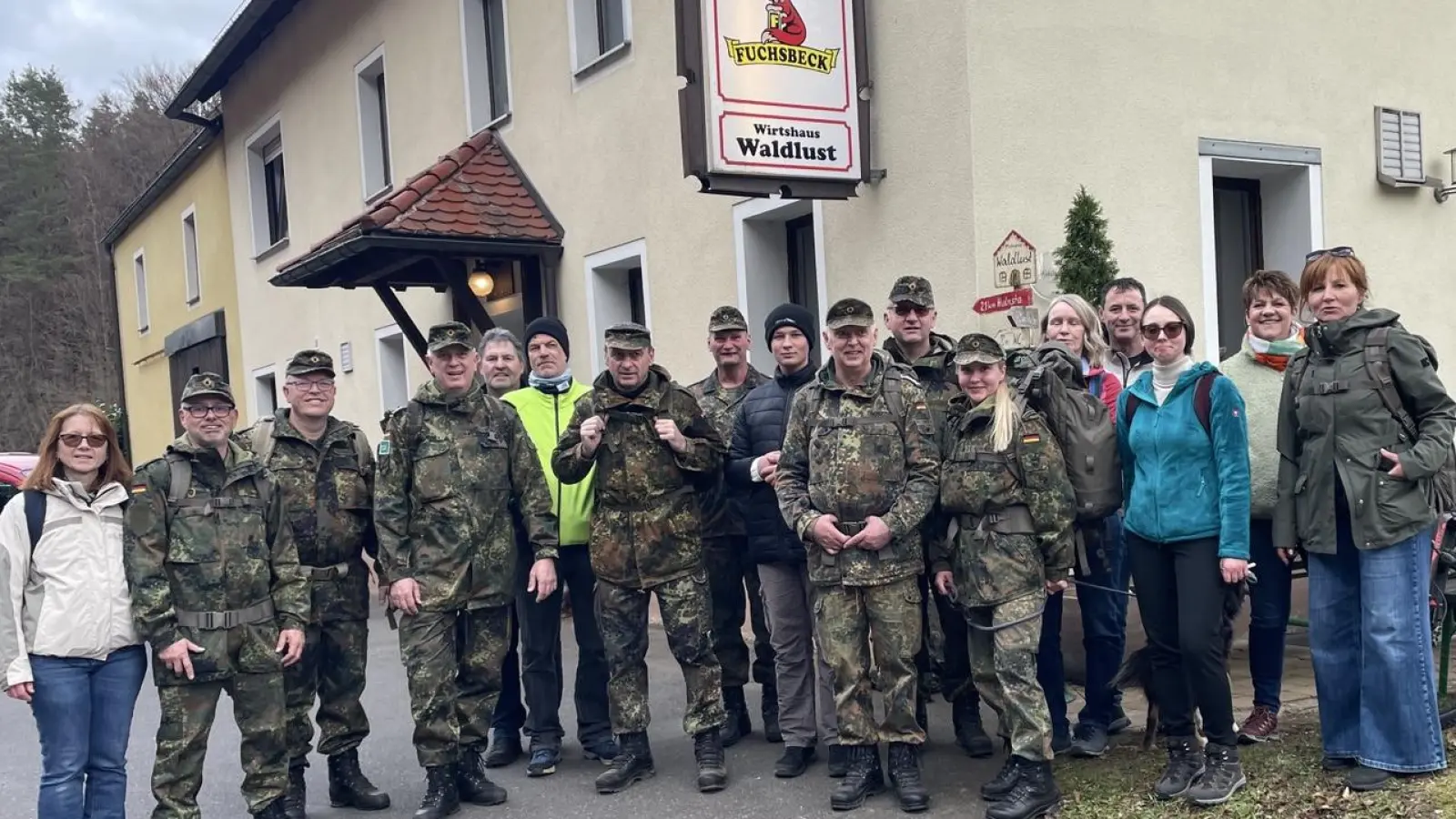 Pflicht war die Uniform mit 10 Kg-Gepäck, doch es durften auch Damen sich beteiligen. (Bild: Markus Häckel)