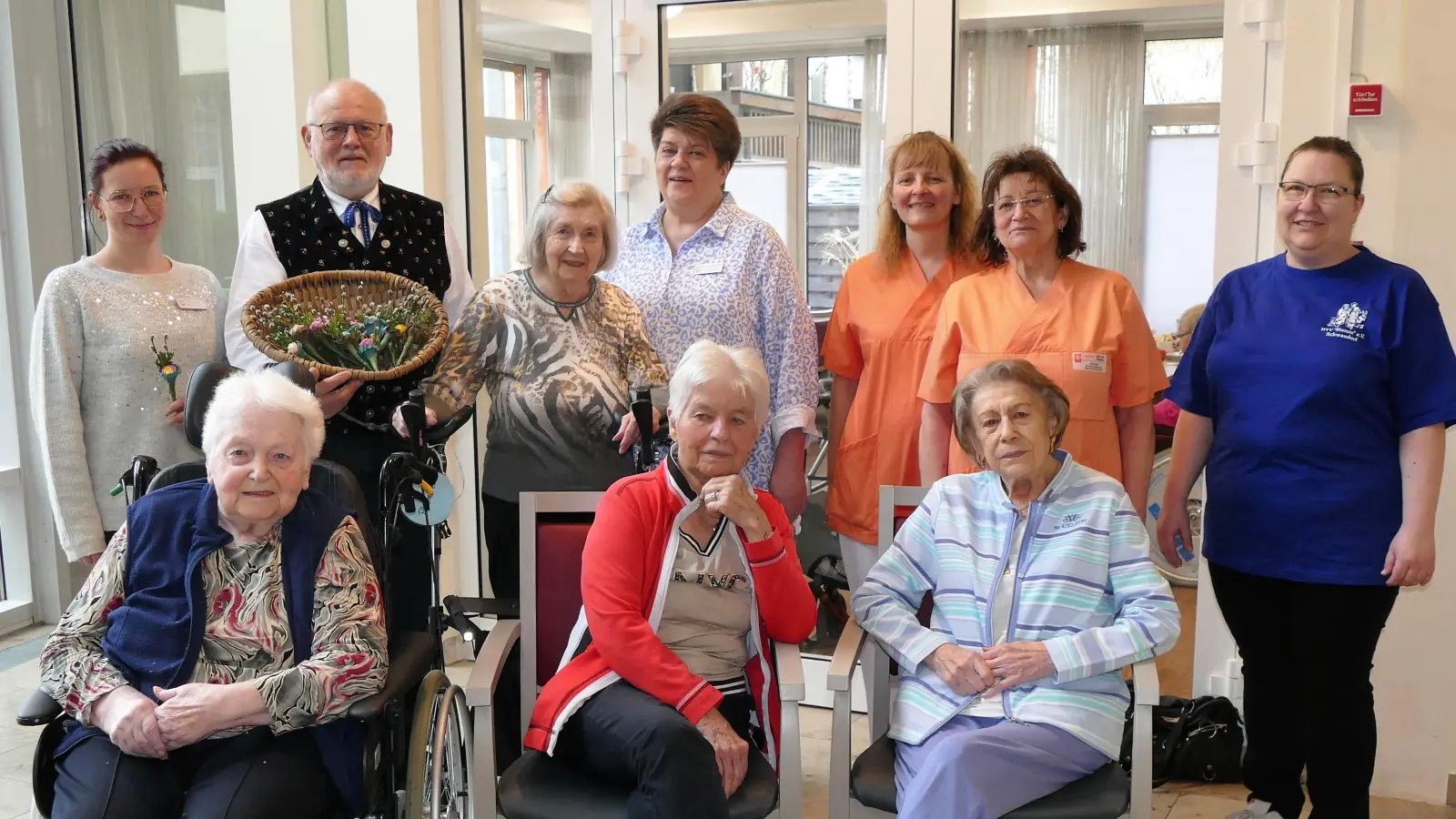 Die Trachtler vom HTV Stamm überreichten an die Bewohner des Marienheims selbstgebastelte Palmbüschel. (Bild: Johann Siegert)