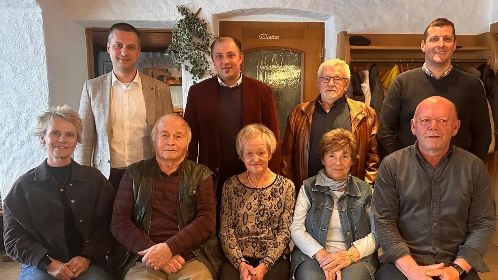 Bild zeigt die Geehrten: v.v.re. Vorsitzender Josef Söllner, Gerda Kern , Annemarie Rubenbauer, Heinrich Söllner, Christine Söllner, hi.v.re. stellvertretender Vorsitzender Johannes Prechtl, Helmut Beregsasi, Jochen Filberth, Bürgermeister Wolfgang Söllner. (Bild: Josef Söllner)