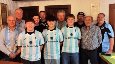 Der neue Löwenfanclub-Vorsitzende Hans Regler (hinten Mitte) freut sich mit seinen Vorstandskollegen über die neuen Vereinsmitglieder. (Bild: Günther Ringelstetter)