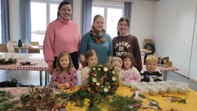 Die Kindergartenkinder gestalten eigene Adventskranz (Bild: Monika Rappl)