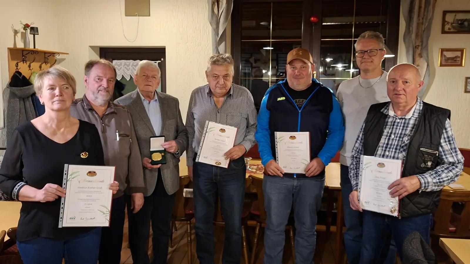 Die Geehrten der Wanderfreunde Kirchenthumbach mit dem Bezirksvorsitzenden Karl-Heinz Lehner und 1. Vorstand Stephan Schmidt. (Bild: Stephan Schmidt)