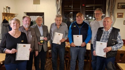 Die Geehrten der Wanderfreunde Kirchenthumbach mit dem Bezirksvorsitzenden Karl-Heinz Lehner und 1. Vorstand Stephan Schmidt. (Bild: Stephan Schmidt)