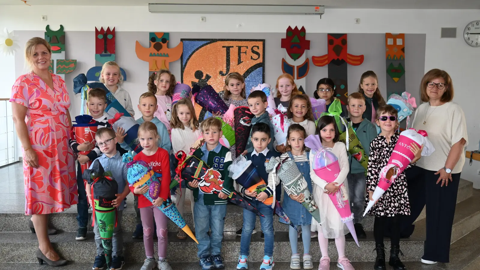 Die neue Schulleiterin Martina Heidner (rechts) begrüßte zusammen mit Lehrerin Claudia Böhm (links) die zwanzig ABC-Schützen an der Josef-Faltenbacher-Schule in Pirk. (Bild: Kerstin Kiener)