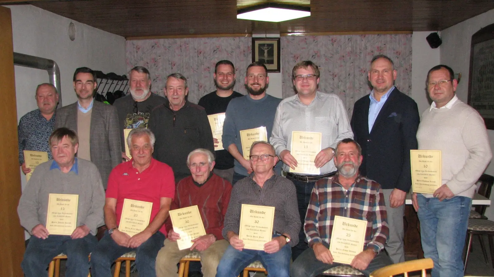 Dr. Stephan Oetzinger (oben Zweiter von links), sein Vertreter Hans Klemm (oben Vierter von links) und Bürgermeister Richard Kammerer (oben Zweiter von rechts) beglückwünschten die Geehrten zu ihren Auszeichnungen. (Bild: Johann Kneißl)