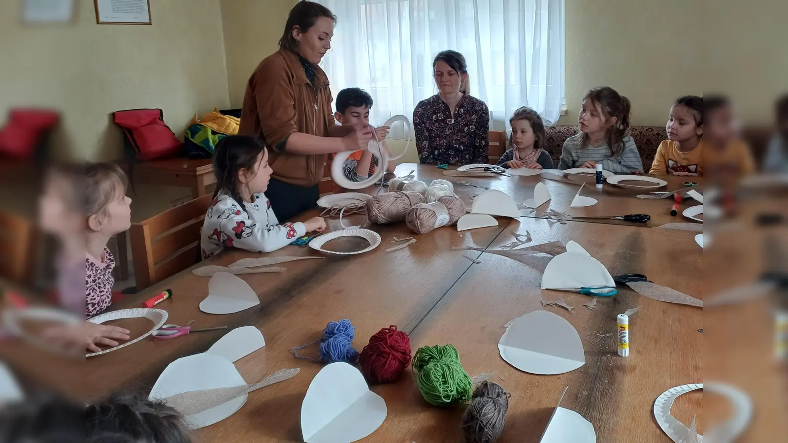 Etwas Geschick und Anleitung war beim Osterbasteln der Kolpingfamilie gefordert.. (Bild: Walther Hermann)