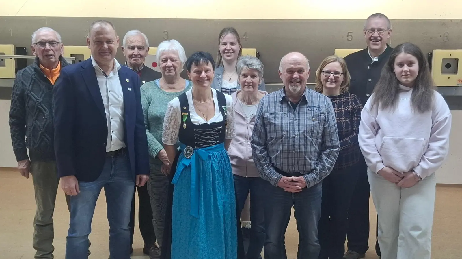 Die geehrten Mitglieder mit Gauschützenmeister Heinrich Fraunholz (links) und Bürgermeister Erich Meidinger (2. von links) (Bild: Armin Kryschak)