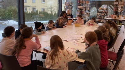 Gespannt lauschten die Kinder Uschi Fischer, die ihnen bei ihrem Besuch in der Kohlberger Bücherei vorlas.  (Bild: Martina Schott)