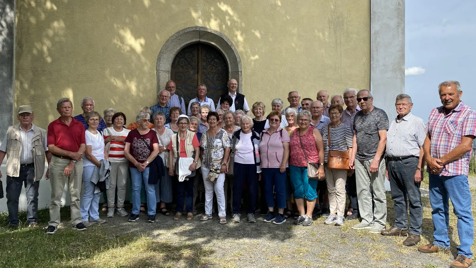 Die Besuchergruppe vor der Bergkapelle auf dem Basaltkegel in Parkstein (Bild: Ulrich Wohlgemuth)
