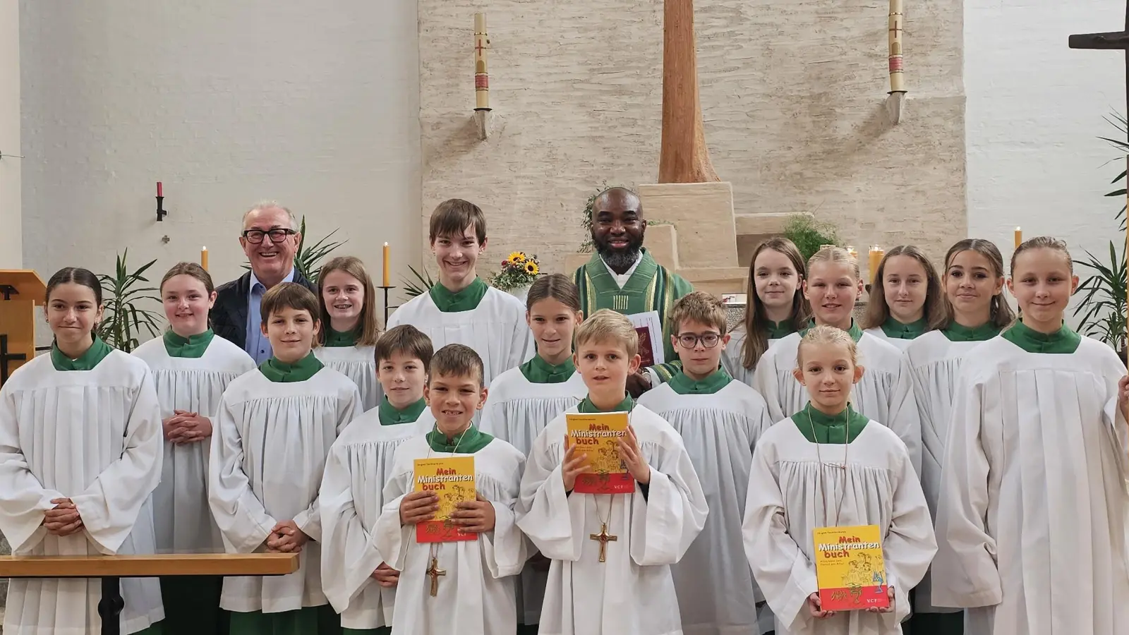 Die Schar der Ministranten, im Vordergrund die neuen Minis und links neben Pfarrvikar Bonaventura Ukatu der verabschiedete Tim Schlosser (Bild: Michaela Schlosser)