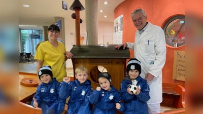 Mit einer Spende über 300 Euro landeten die Kicker der F- und G-Jugend der SpVgg Schirmitz beim Chefarzt der Kinderklinik Dr. Fritz Schneble (rechts) und Stationsleiterin Daniela Thorn-Peetz einen Volltreffer. (Bild: Friedrich Peterhans)