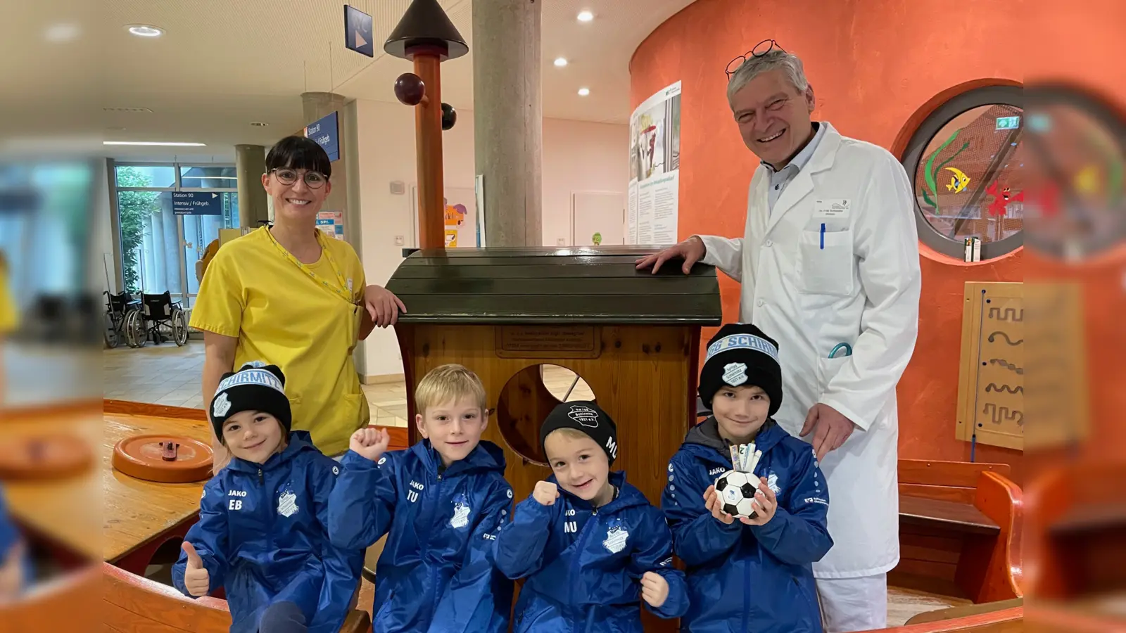 Mit einer Spende über 300 Euro landeten die Kicker der F- und G-Jugend der SpVgg Schirmitz beim Chefarzt der Kinderklinik Dr. Fritz Schneble (rechts) und Stationsleiterin Daniela Thorn-Peetz einen Volltreffer. (Bild: Friedrich Peterhans)