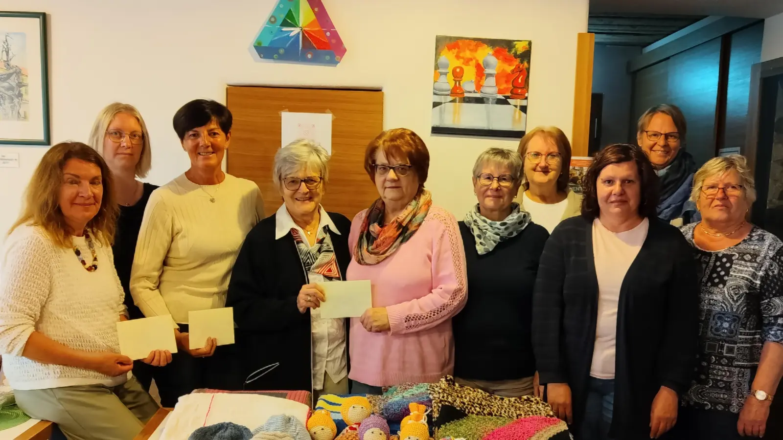 Von links nach rechts: Martina Tragl -Rappelkiste Tirschenreuth, Daniela Bassek, Doris Riedl -beide Rappelkiste Mitterteich,Fr.Dr.Schraml -Feuerkinder Tansania, Karin Görner,Rosi Reinfelder,Conny Schieder,Kerstin Müller -flotte Nadeln, Nina Neumann -Rappelkiste Tirschenreuth, Karin Benner -flotte Nadeln.Es fehlen Beatrix Kempf -Stiftland Sternenkinder, Daniela Riedl -Tierheim Tirschenreuth. (Bild: Brigitte Scharnagl)