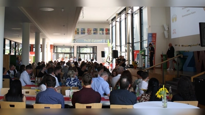 Die Besucher lauschen gespannt dem Bericht des Schülersprechers Daniel Richter. (Bild: Hartmut Seidler)