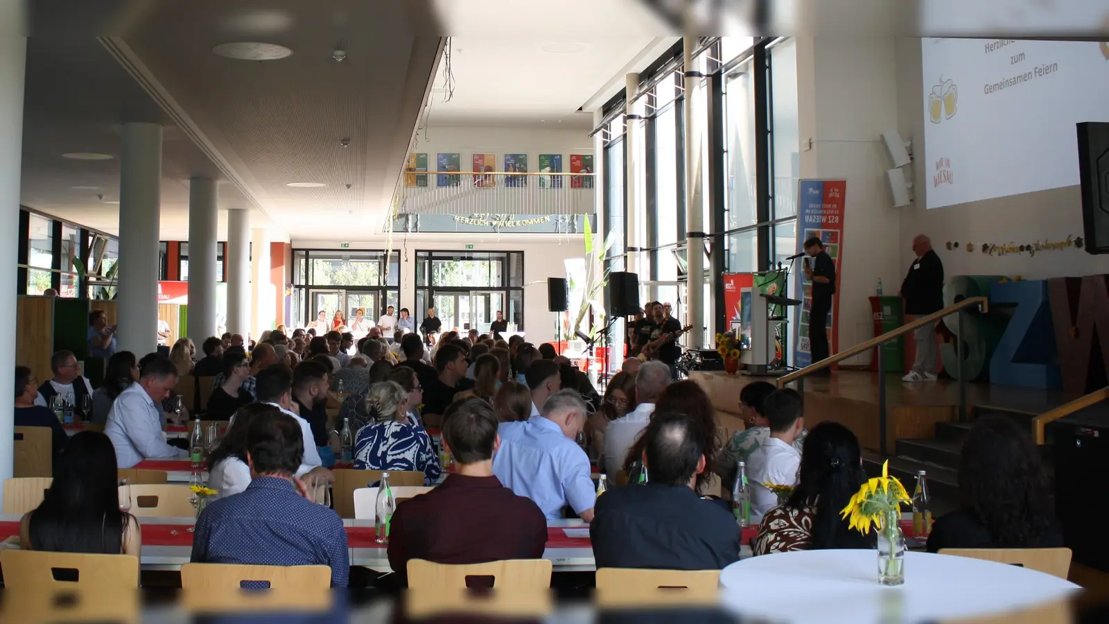Die Besucher lauschen gespannt dem Bericht des Schülersprechers Daniel Richter. (Bild: Hartmut Seidler)