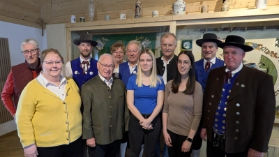 Ehrung langjähriger Mitglieder (von links): Ulrich und Margot Heldmann (beide je 40 Jahre), 1. Vorstand Michael Meier, Bernhard Zach (60 Jahre), Ingrid und Alfred Naber (beide je 40 Jahre), Linda Meindl (20 Jahre), Josef Biller (40 Jahre), Marina Brearley (20 Jahre), 2. Vorstand Gaston Lottner, Jürgen Dinges (20 Jahre). (Bild: Christian Summer)