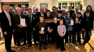 Zum Foto stellten sich die Geehrten und die Ehrengäste. Stehend links: Vorsitzender Karlheinz Ach. (Bild: Natascha Ach)