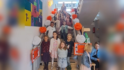 Carina Hartwig: Blumenallee auf dem Weg ins Klassenzimmer mit Klassenlehrerin Ramona Wurm. (Bild: Carina Hartwig)