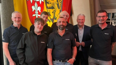 Gruppenfoto mit Landrat - die anwesende ASC-Abordnung bei der Sportlerehrung 2026 in Theuern. Hinten v.l. Werner Söhlein, Jakob Peter, Jugendleiter Albert Greß (alles Geehrte), Landrat Richard Reisinger, Michael Luber (Schriftführer), vorne v.l. Joshua Meyer (Geehrter), Christian Meyer (Sportleiter). (Bild: Michael Luber, Manfred Scharnagel)