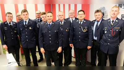 in ihrer ersten Amtshandlung gratulierte das neue gewählte Führungsteam der Wehr und Bürgermeister Marcus Gradl bewährten Kameraden für langjährige Mitgliedschaft. (Bild: Robert Dotzauer)