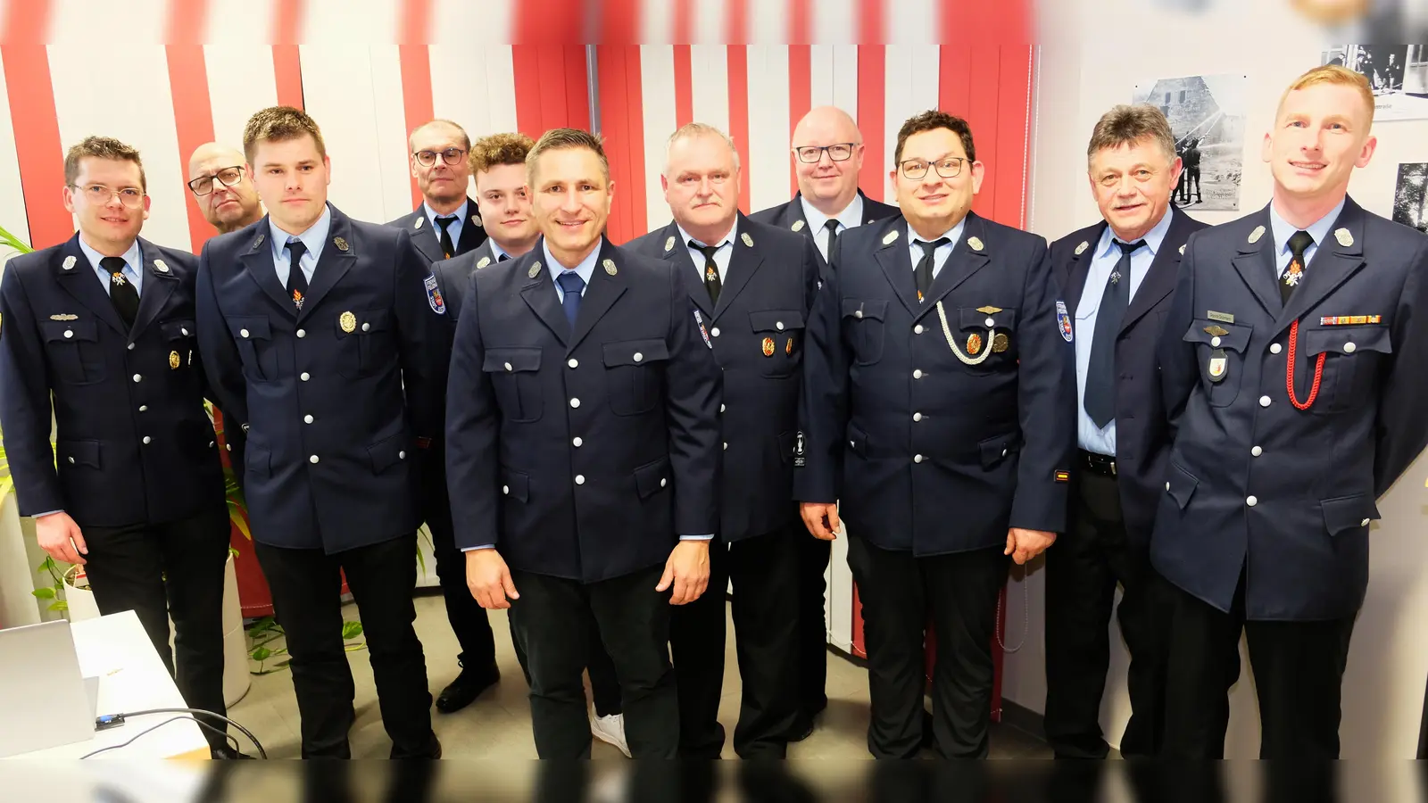 in ihrer ersten Amtshandlung gratulierte das neue gewählte Führungsteam der Wehr und Bürgermeister Marcus Gradl bewährten Kameraden für langjährige Mitgliedschaft. (Bild: Robert Dotzauer)